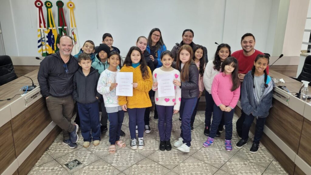 alunos visitam camara de cocal do sul e aprendem sobre politica de forma divertida visita alunos camara junho 2025 por ana paula nesi 10