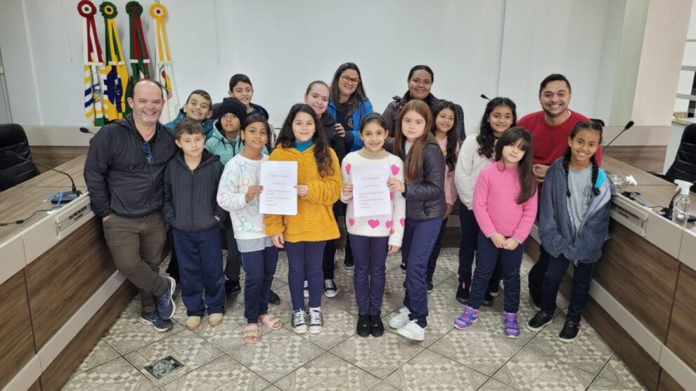 alunos visitam camara de cocal do sul e aprendem sobre politica de forma divertida visita alunos camara junho 2025 por ana paula nesi 10