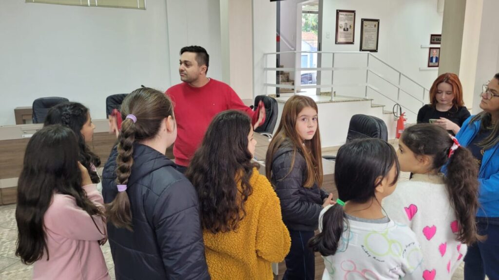 alunos visitam camara de cocal do sul e aprendem sobre politica de forma divertida visita alunos camara junho 2025 por ana paula nesi 11