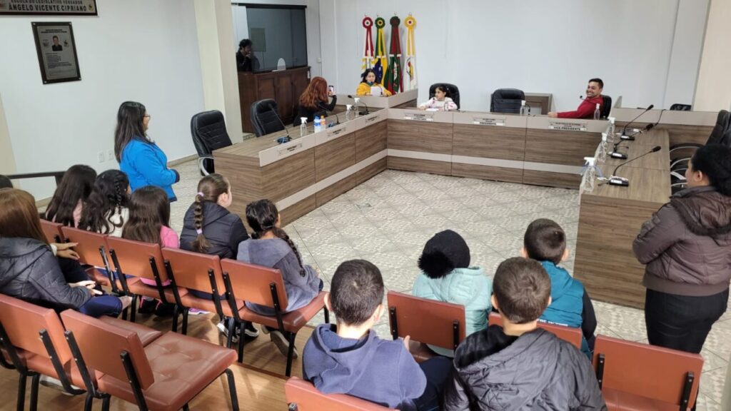 alunos visitam camara de cocal do sul e aprendem sobre politica de forma divertida visita alunos camara junho 2025 por ana paula nesi 2