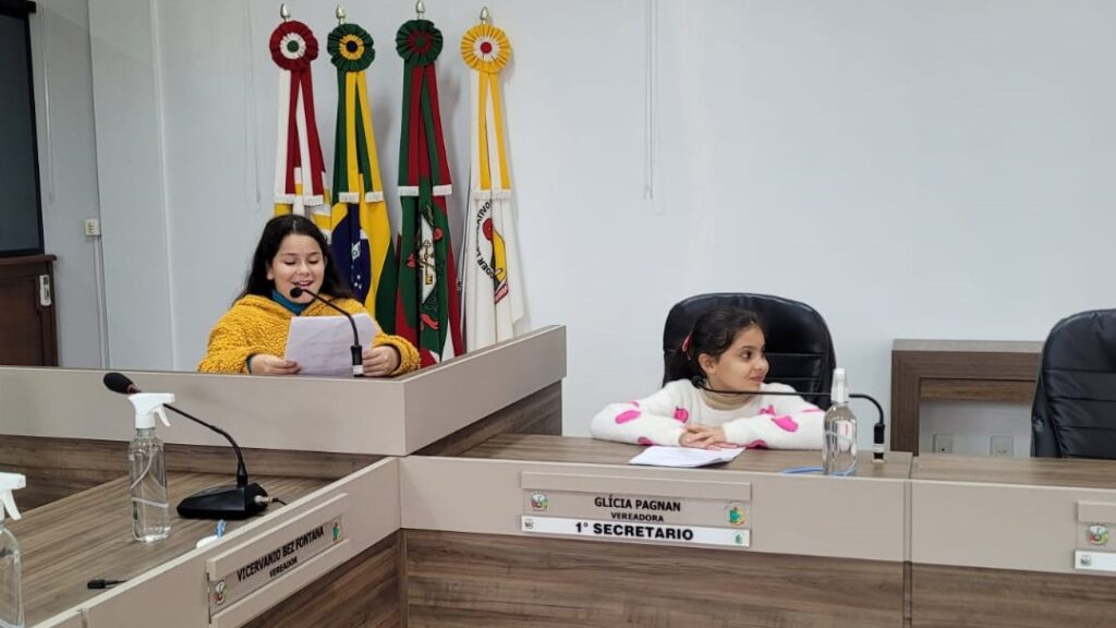 alunos visitam camara de cocal do sul e aprendem sobre politica de forma divertida visita alunos camara junho 2025 por ana paula nesi 3