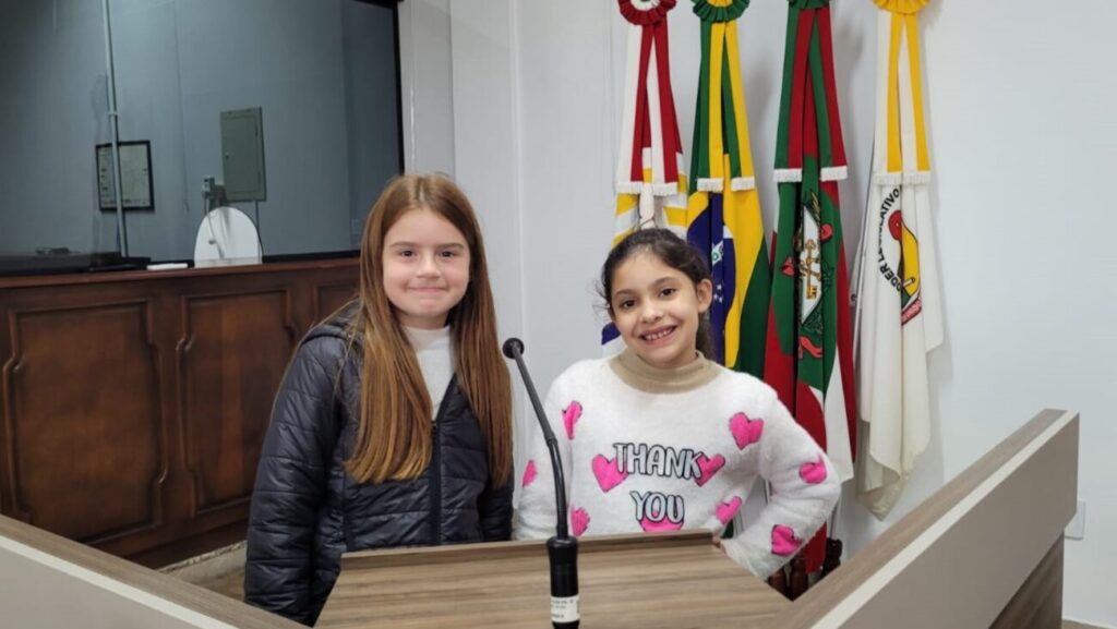 alunos visitam camara de cocal do sul e aprendem sobre politica de forma divertida visita alunos camara junho 2025 por ana paula nesi 4