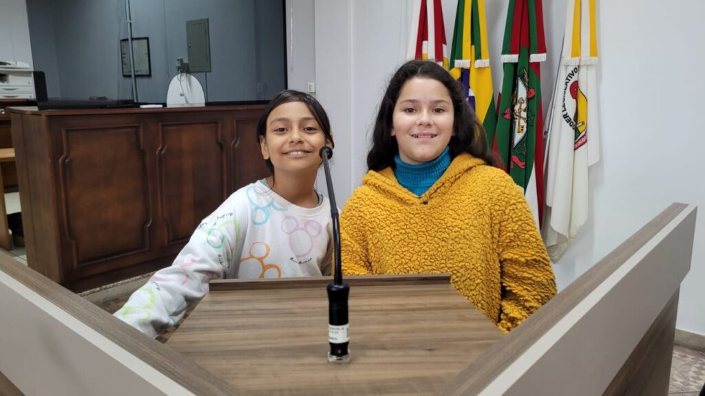 alunos visitam camara de cocal do sul e aprendem sobre politica de forma divertida visita alunos camara junho 2025 por ana paula nesi 5