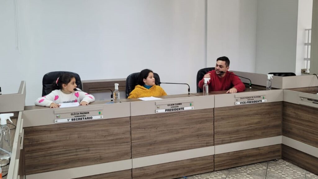 alunos visitam camara de cocal do sul e aprendem sobre politica de forma divertida visita alunos camara junho 2025 por ana paula nesi 6