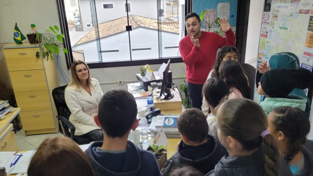 alunos visitam camara de cocal do sul e aprendem sobre politica de forma divertida visita alunos camara junho 2025 por ana paula nesi 7