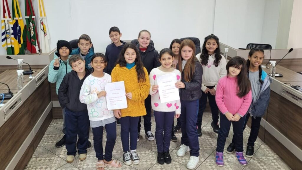 alunos visitam camara de cocal do sul e aprendem sobre politica de forma divertida visita alunos camara junho 2025 por ana paula nesi 9