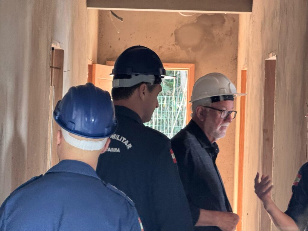 prefeito vistoria obras do novo quartel dos bombeiros em cocal do sul vistoria corpo de bombeiros cocal