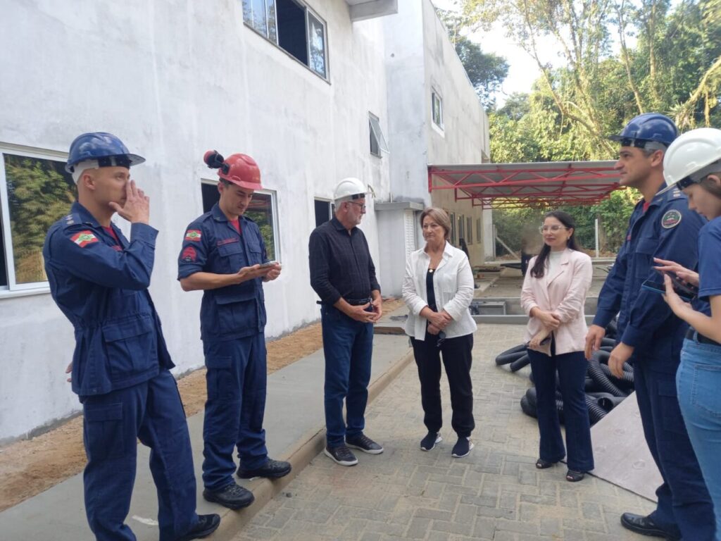 prefeito vistoria obras do novo quartel dos bombeiros em cocal do sul vistoria corpo de bombeiros cocal 2