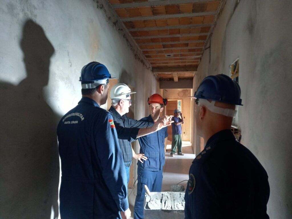 prefeito vistoria obras do novo quartel dos bombeiros em cocal do sul vistoria corpo de bombeiros cocal 266