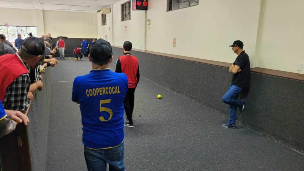 amigos do beto e marivas bar garantem vaga na fase final da 2a taca coopercocal de bocha chave b bocha cooper por ana paula nesi 5