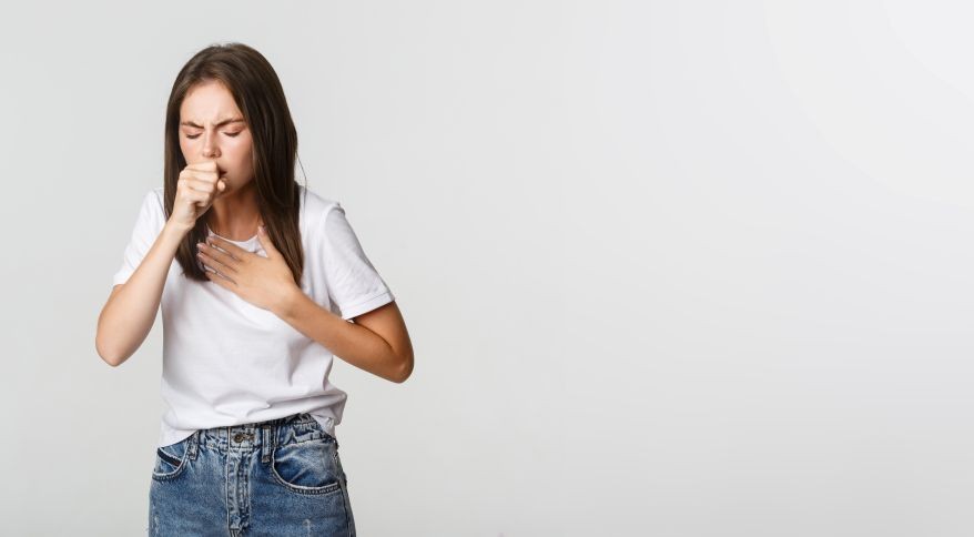 coqueluche identifique os riscos para a sua saude e as formas de prevencao mulher jovem que se sente doente e tosse tem sintomas de covid 19