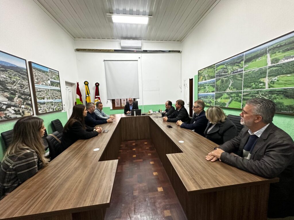 estado avalia solucao para evitar interrupcao da via rural linha espanhola em cocal do sul visita secretario adjunto de infraestrutura cocal do sul 2