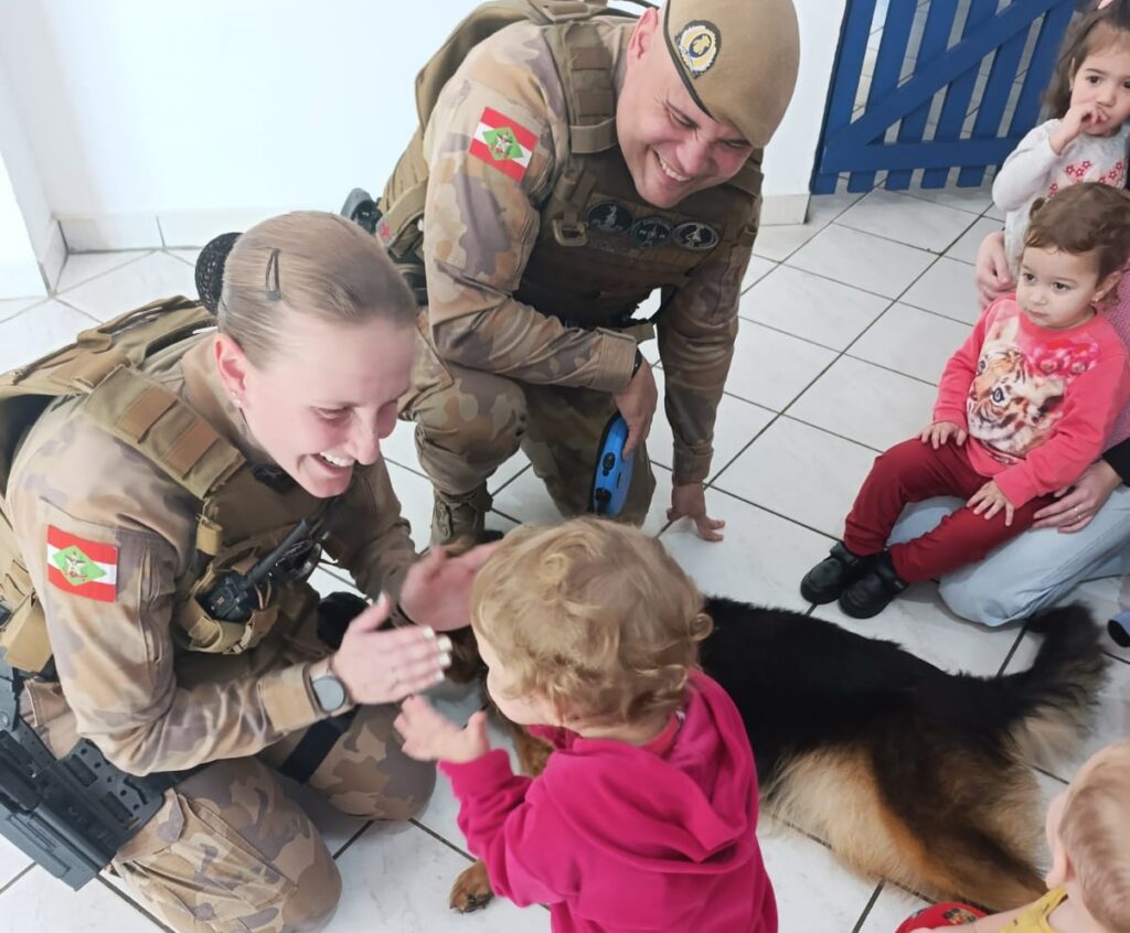 socializacao com cao da pm encanta criancas em creche de cocal do sul kira em cocal 3
