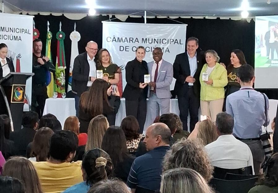 alunos do ceja de cocal do sul participam de homenagem aos 40 anos da eja em criciuma ceja cocal do sul 2 e1756216964217