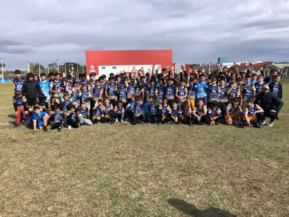 atletas das escolinhas de cocal do sul ganham uniformes para a temporada entrega de uniformes cocal do sul 2