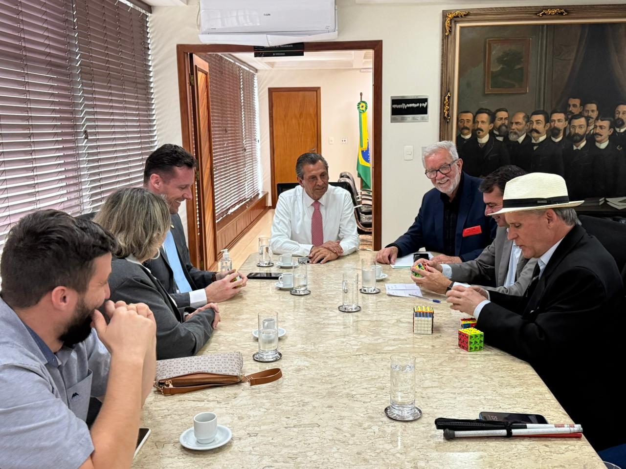 comitiva de cocal do sul apresenta projeto inedito de cubo magico para deficientes visuais na alesc cubo magico adaptado na alesc 1