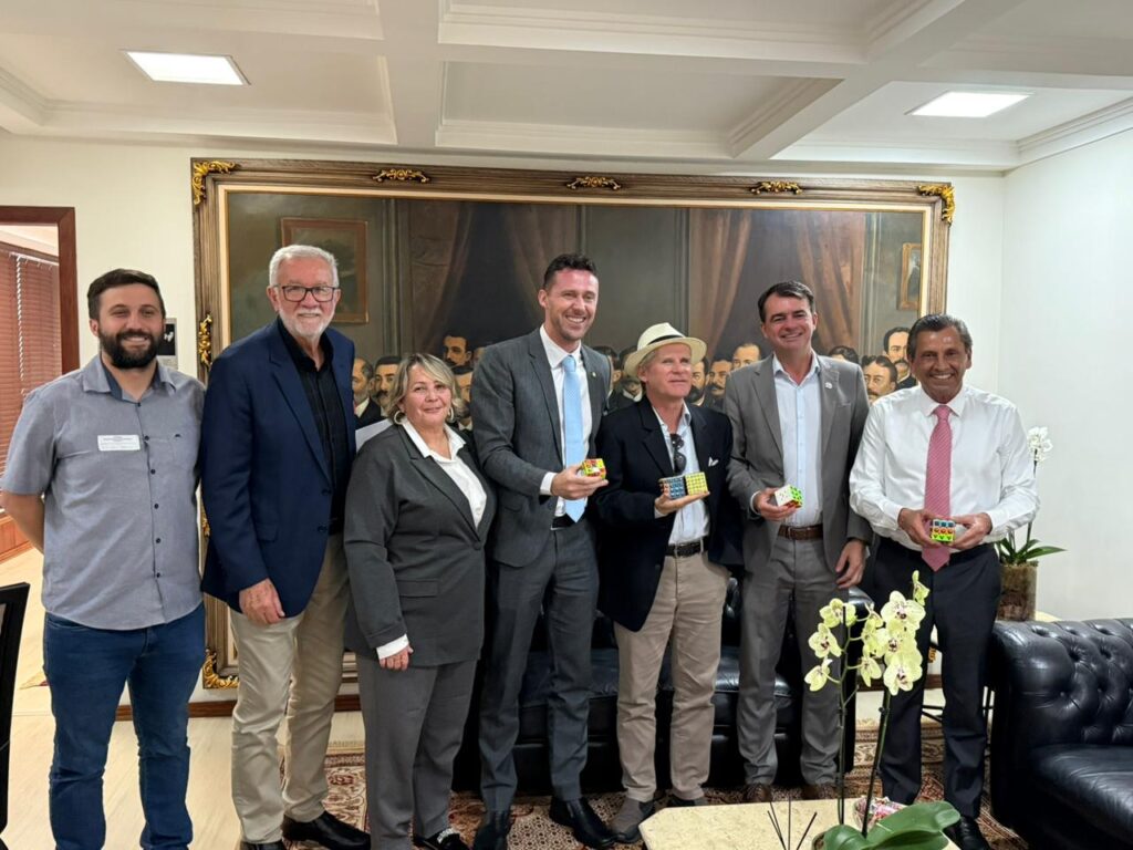 comitiva de cocal do sul apresenta projeto inedito de cubo magico para deficientes visuais na alesc cubo magico adaptado na alesc