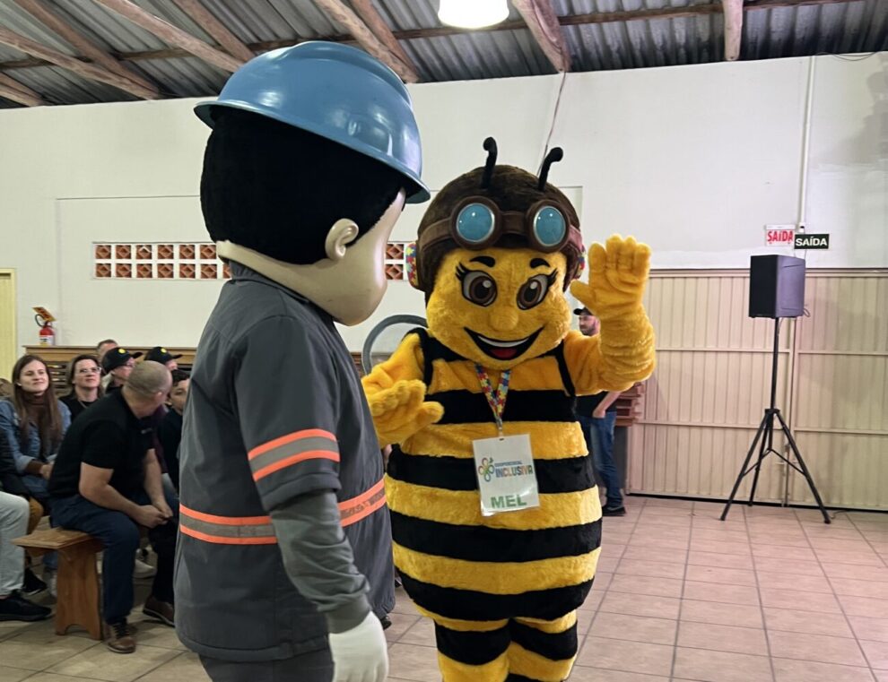 mascote mel encanta comunidades e anuncia novo projeto da coopercocal mascote mel por danylla zanette 4