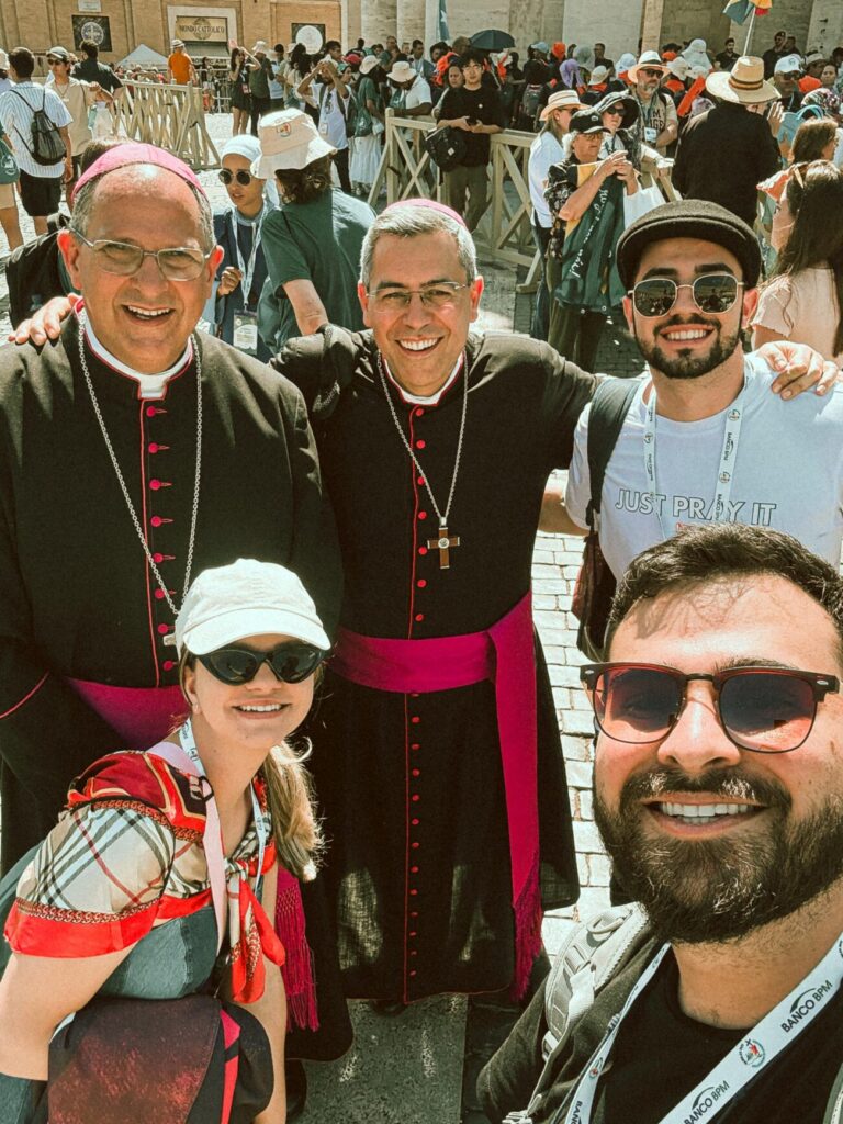 missionario de cocal do sul participa do jubileu da juventude no vaticano fica a menos de 2 metros do papa leao xiv e leva a fe da diocese de criciuma para o coracao da igreja jona 2