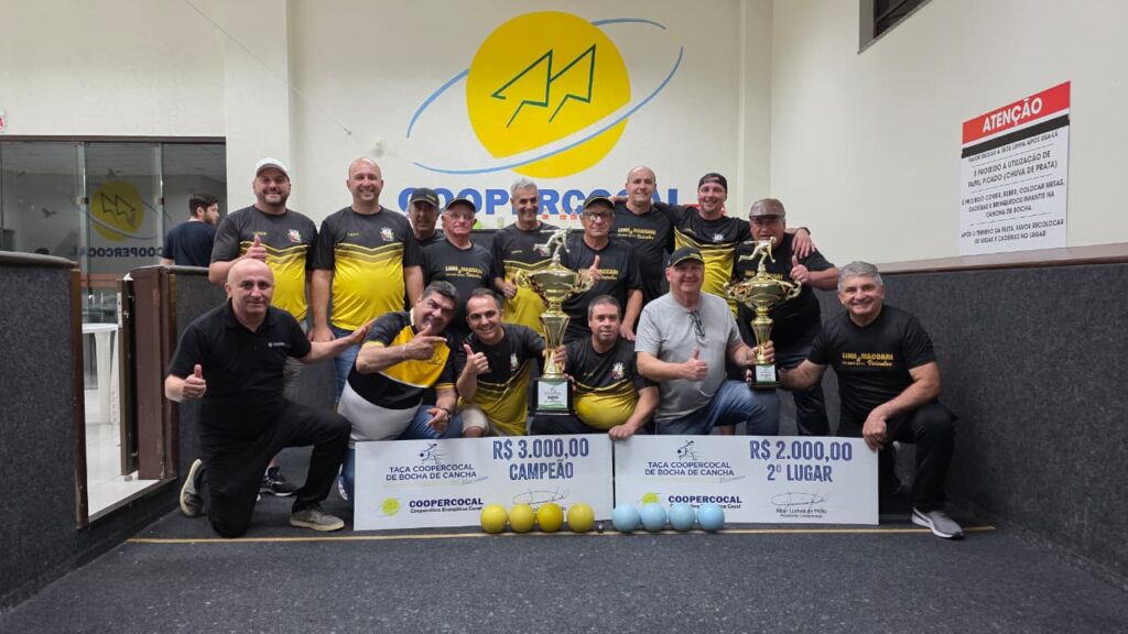 amigos da bocha e a equipe campea da 2a taca coopercocal de bocha de cancha masculina 1o e 2o bocha 2025 fase final por ana paula nesi 4 1