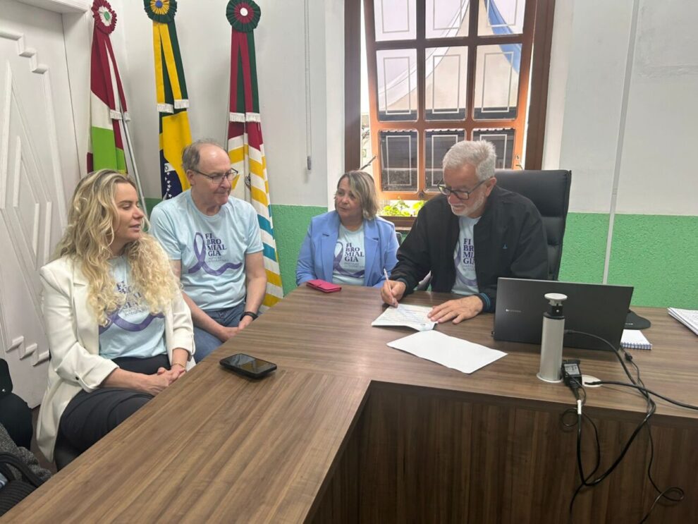 cocal do sul sanciona lei que garante direitos a mais de 150 pacientes com fibromialgia assinatura lei sobre politica municipal de protecao dos direitos da pessoa com fibromialgia
