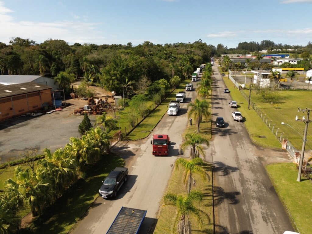 mais de 150 caminhoes e tratores desfilam na cocalfest e familias recebem homenagem festa do caminhoneiro cocal do sul 1