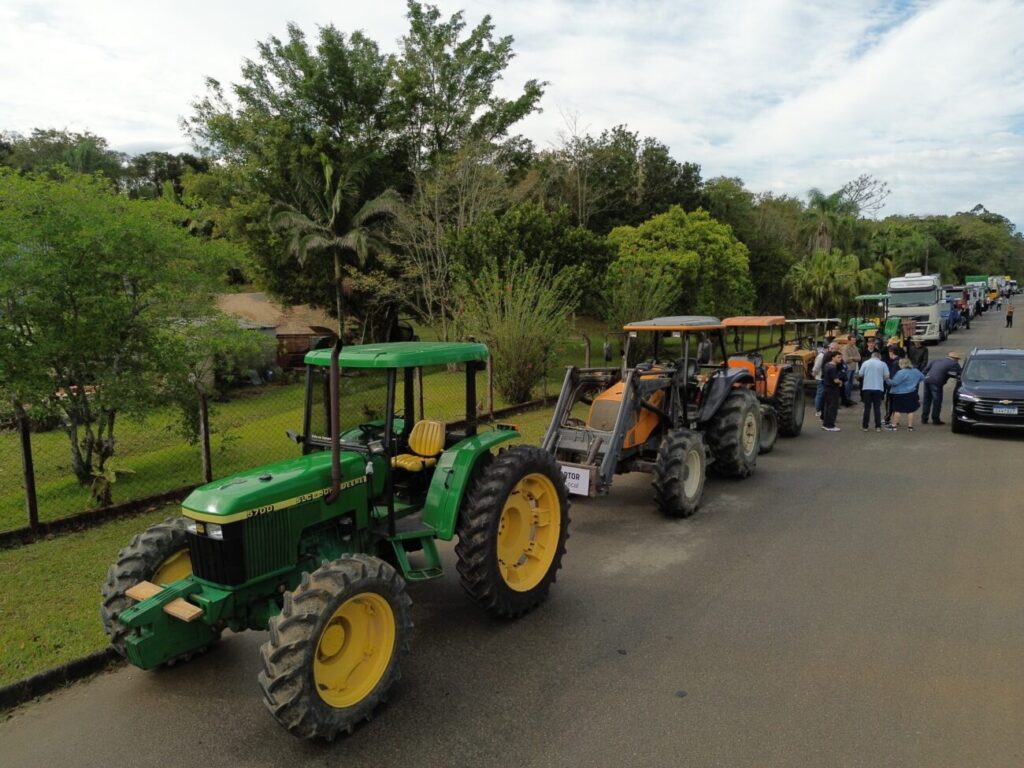 mais de 150 caminhoes e tratores desfilam na cocalfest e familias recebem homenagem festa do caminhoneiro cocal do sul 2
