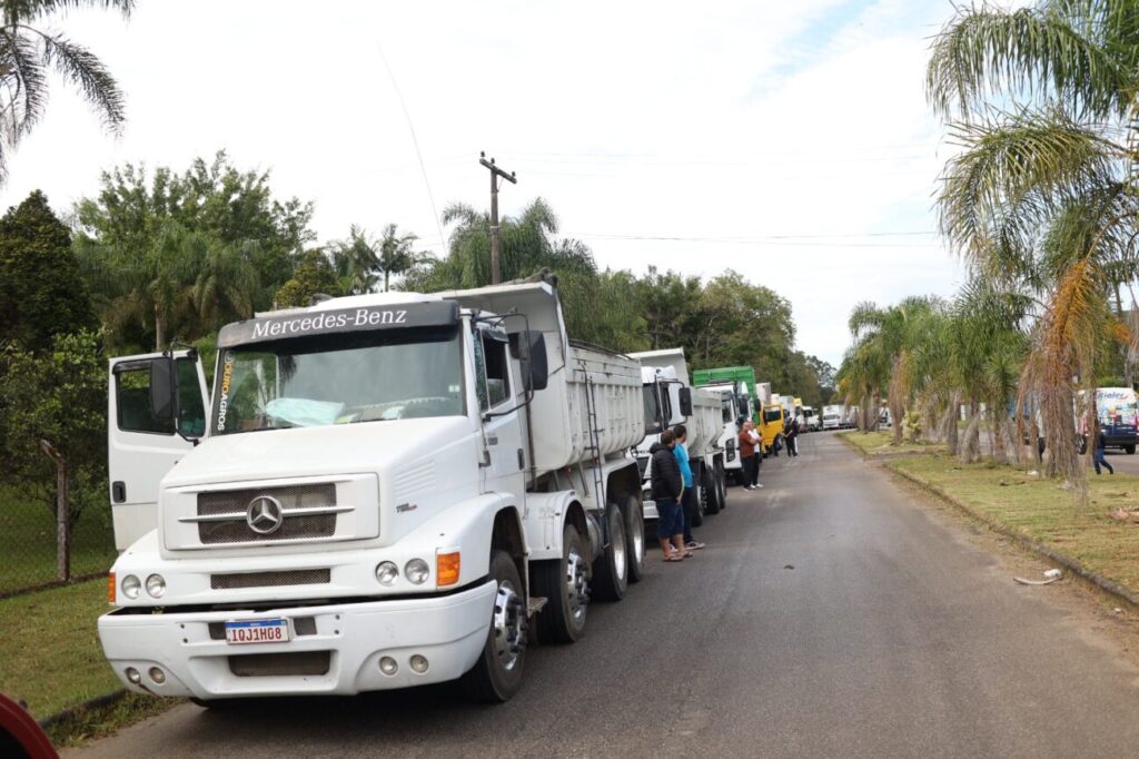 mais de 150 caminhoes e tratores desfilam na cocalfest e familias recebem homenagem festa do caminhoneiro cocal do sul 3