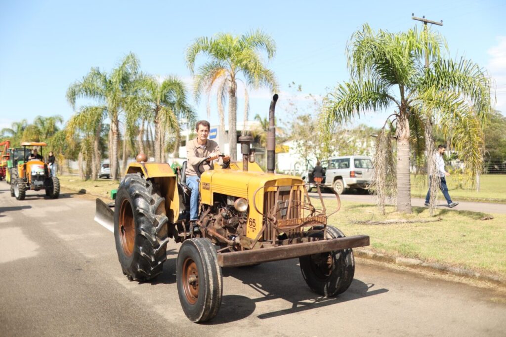 mais de 150 caminhoes e tratores desfilam na cocalfest e familias recebem homenagem festa do caminhoneiro cocal do sul 4