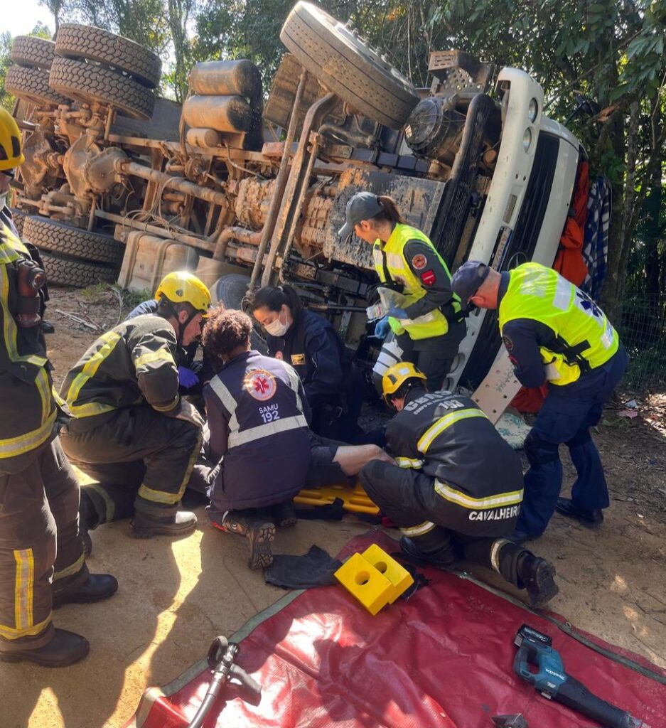 motorista fica ferido apos caminhao capotar em cocal do sul 1000051211