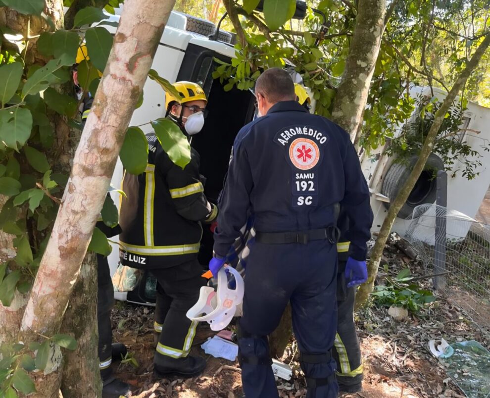 motorista fica ferido apos caminhao capotar em cocal do sul img 20250911 wa0041