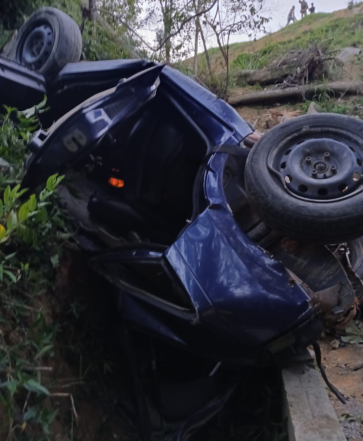 motorista fica ferido apos carro capotar em ribanceira de 25 metros em cocal do sul img 20250913 wa0060