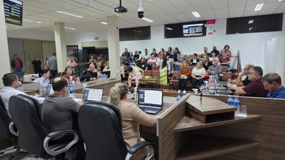 tribuna debate sobre municipalizacao da francisca burigo marca 32a sessao da camara em cocal do sul whatsapp image 2025 09 16 at 20.24.18 2