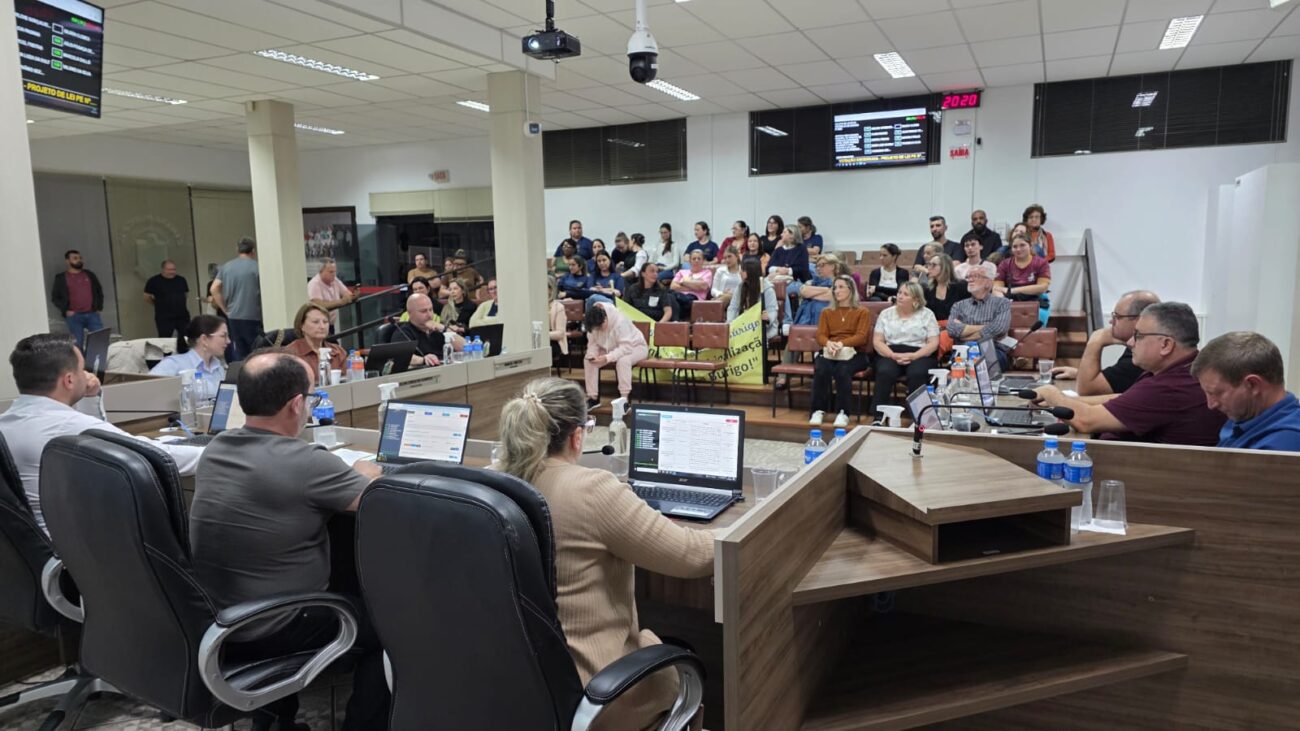 tribuna debate sobre municipalizacao da francisca burigo marca 32a sessao da camara em cocal do sul whatsapp image 2025 09 16 at 20.24.18 2