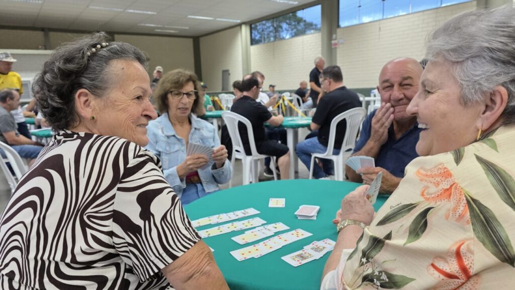 dupla adriano della e daniel candiotto e campea do 2o torneio de canastra da coopercocal canastra 2025 por ana paula nesi 3