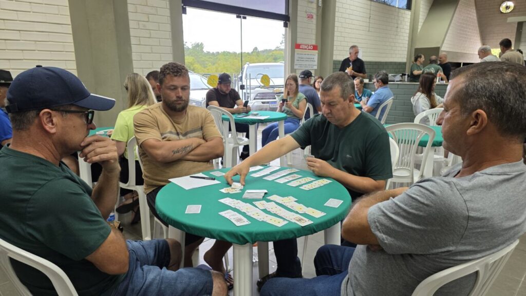 dupla adriano della e daniel candiotto e campea do 2o torneio de canastra da coopercocal canastra 2025 por ana paula nesi 4