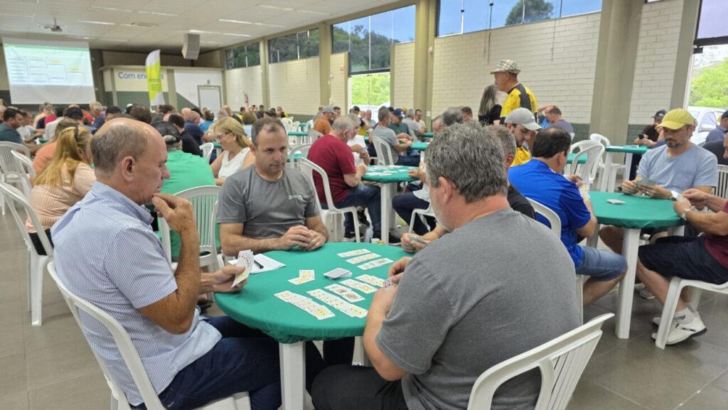 dupla adriano della e daniel candiotto e campea do 2o torneio de canastra da coopercocal canastra 2025 por ana paula nesi 8