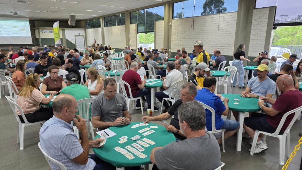 dupla adriano della e daniel candiotto e campea do 2o torneio de canastra da coopercocal canastra 2025 por ana paula nesi 9