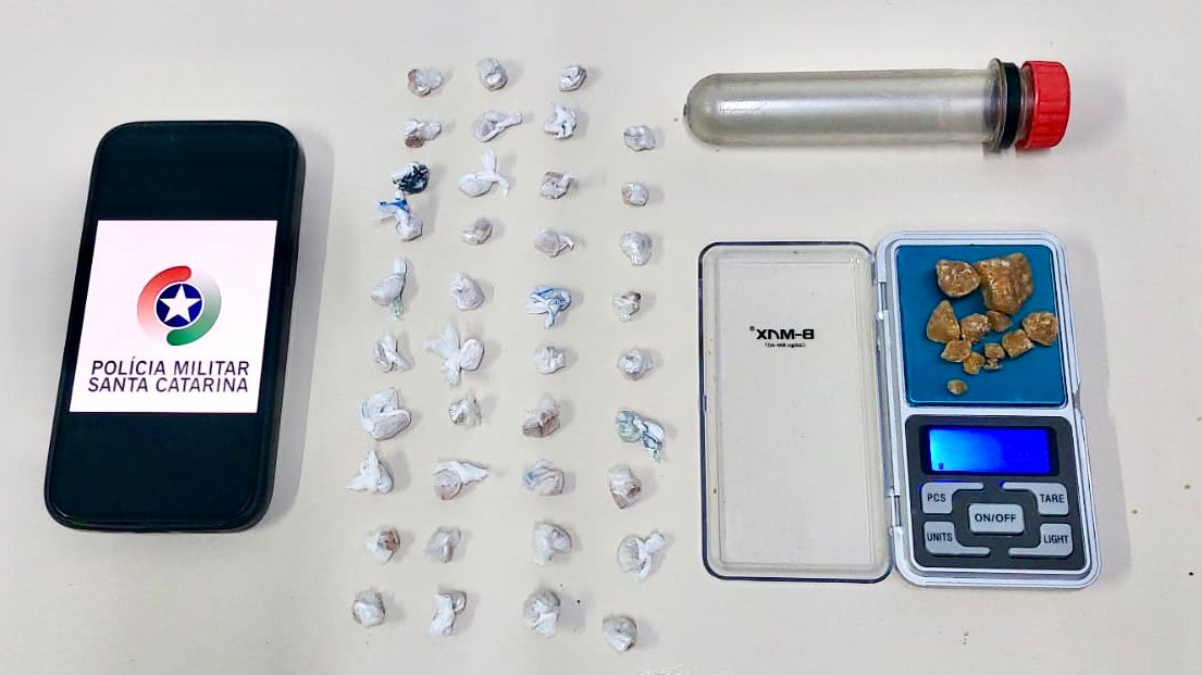 homem de 26 anos e preso por trafico de drogas em cocal do sul whatsapp image 2025 10 02 at 06.01.59