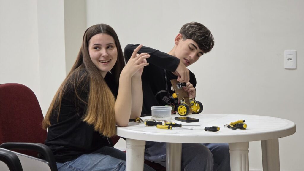 jovens cooperativistas transformam aprendizado em acao e constroem o futuro com robotica e cooperacao jcc robotica por ana paula nesi 3