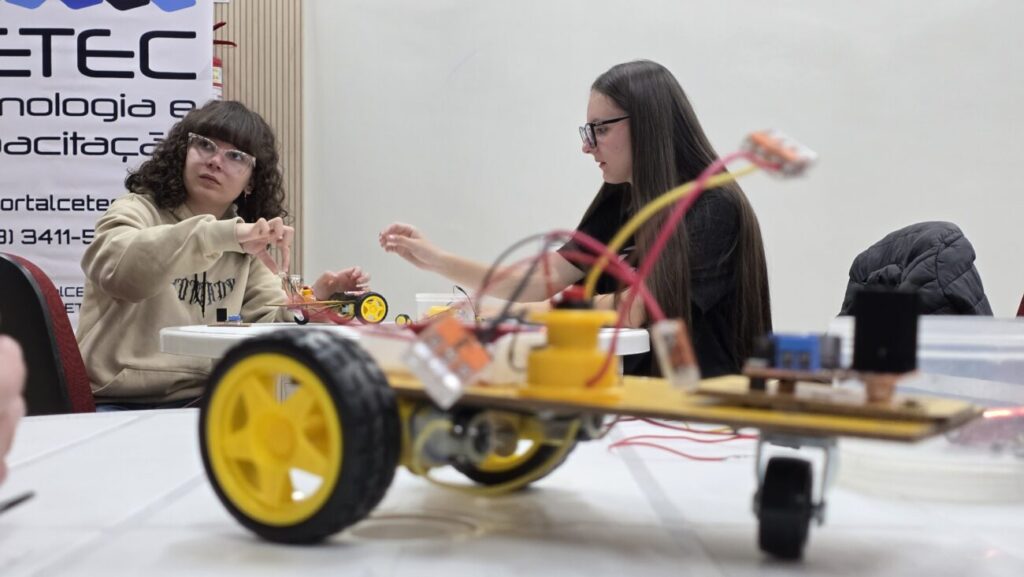 jovens cooperativistas transformam aprendizado em acao e constroem o futuro com robotica e cooperacao jcc robotica por ana paula nesi 6