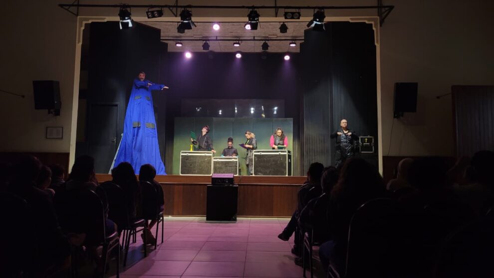 sicredi leva espetaculo juntos a criciuma e encanta alunos com arte e reflexao apresentacao tem apoio da fundacao sicredi e foi viabilizada pela lei federal de incentivo a cultura