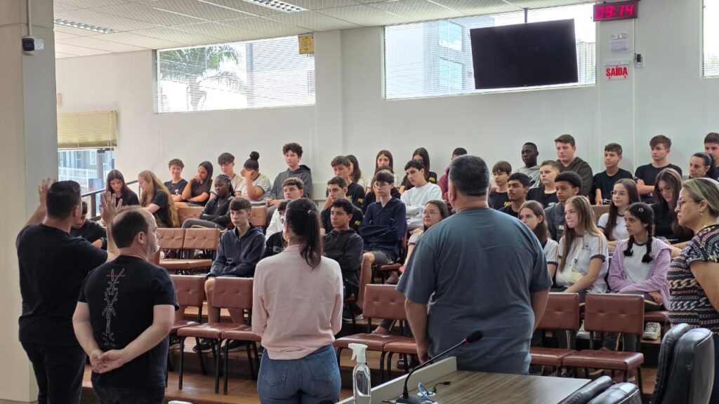 aprendizado alem da sala de aula alunos levam debate sobre inclusao de imigrantes a camara de cocal do sul whatsapp image 2025 11 07 at 10.02.45