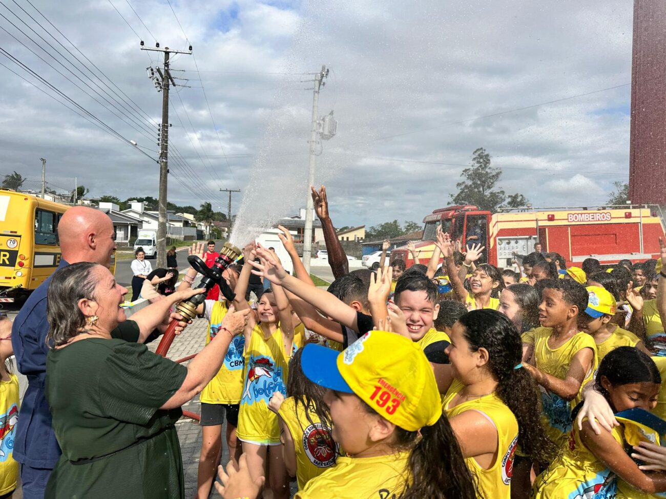 banho de batismo e aprendizado marcam a formatura de 142 alunos do programa golfinho em cocal do sul whatsapp image 2025 11 05 at 18.37.10