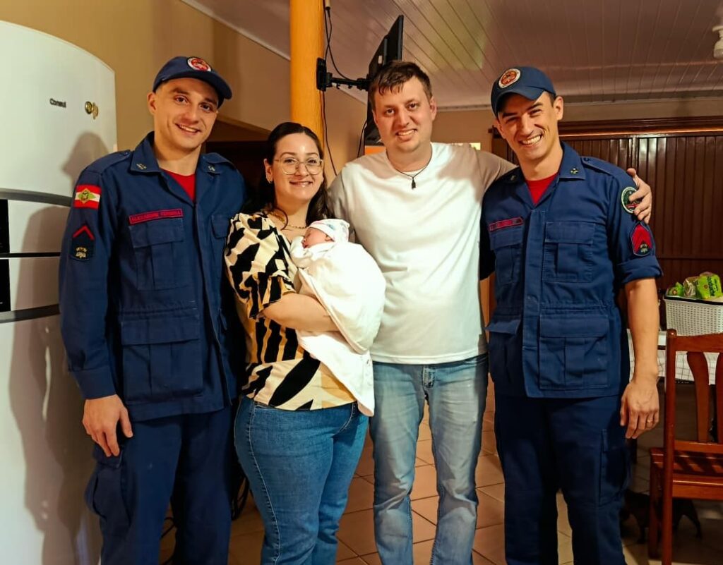 camara entrega mocao de aplauso a bombeiros que salvaram recem nascida em cocal do sul mocao de aplauso cbm camara 1
