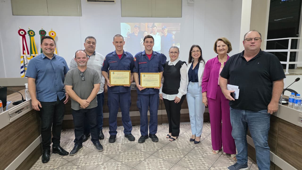 camara entrega mocao de aplauso a bombeiros que salvaram recem nascida em cocal do sul mocao de aplauso cbm camara por ana paula nesi 3