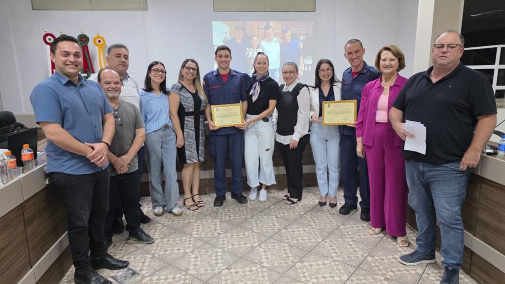 camara entrega mocao de aplauso a bombeiros que salvaram recem nascida em cocal do sul mocao de aplauso cbm camara por ana paula nesi 4