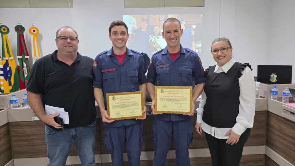 camara entrega mocao de aplauso a bombeiros que salvaram recem nascida em cocal do sul mocao de aplauso cbm camara por ana paula nesi 5