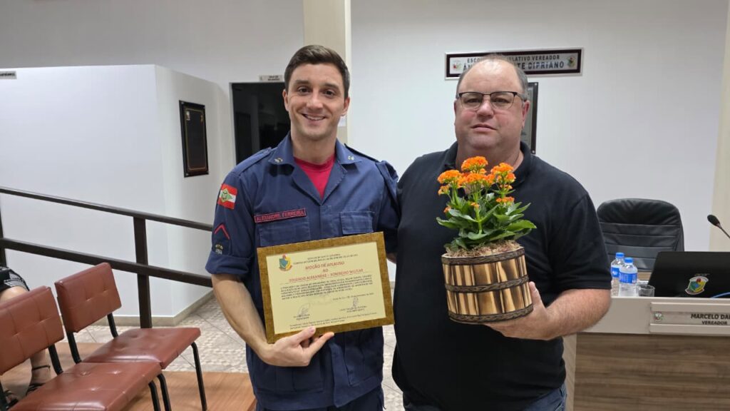 camara entrega mocao de aplauso a bombeiros que salvaram recem nascida em cocal do sul sd alexandre mocao de aplauso cbm camara por ana paula nesi 2