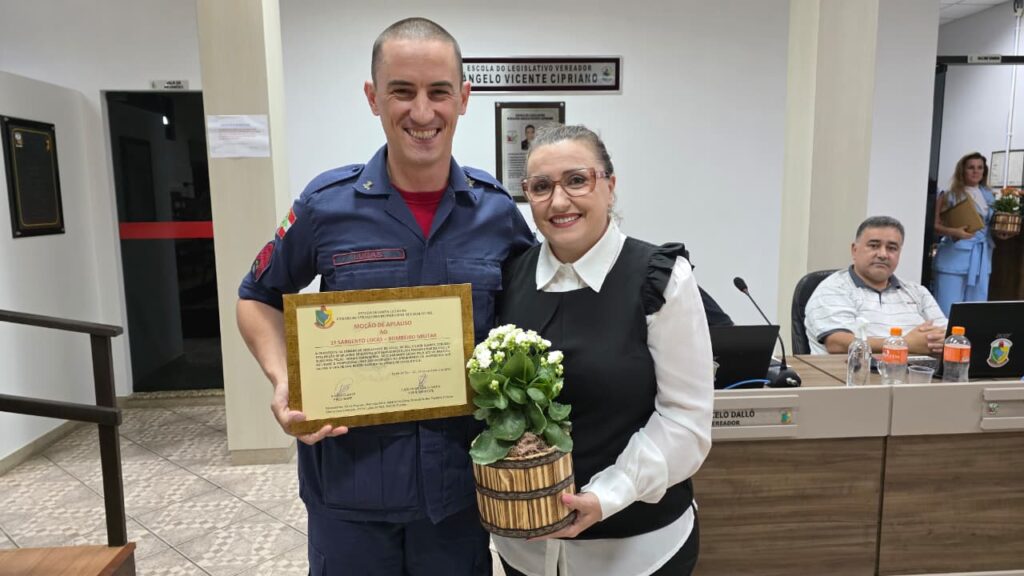camara entrega mocao de aplauso a bombeiros que salvaram recem nascida em cocal do sul sgt lucas mocao de aplauso cbm camara por ana paula nesi 1